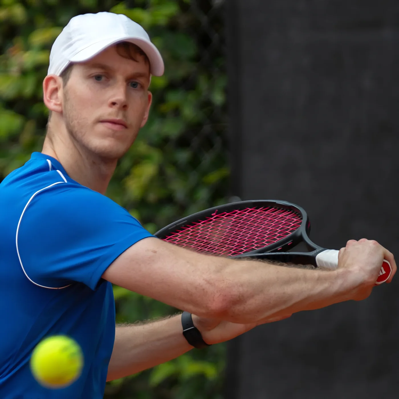 Timo in actie met een tennisracket